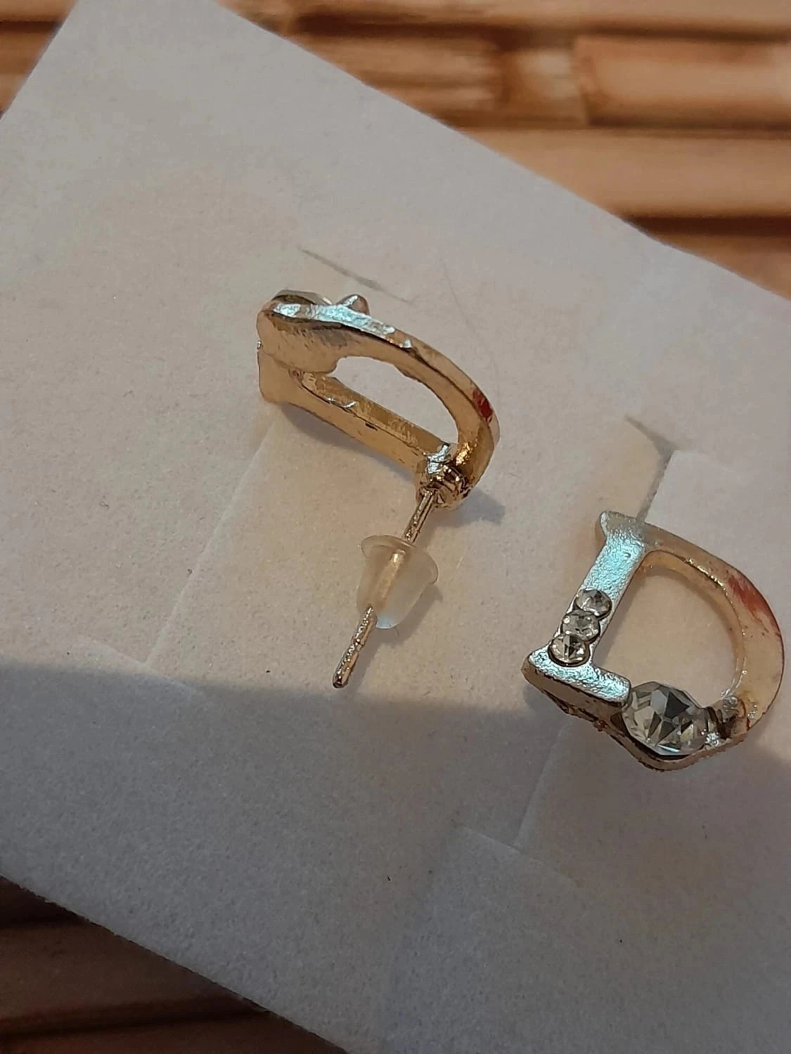 Boucles d'oreilles dorées, lettre D, avec strass – photo 3